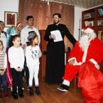 serbare-centru-social-episcopia-slatinei-mos-craciun-cadouri